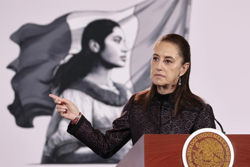 La presidenta de México, Claudia Sheinbaum, habla durante una rueda de prensa, en el Palacio Nacional de Ciudad de México. (EFE/ José Méndez)
