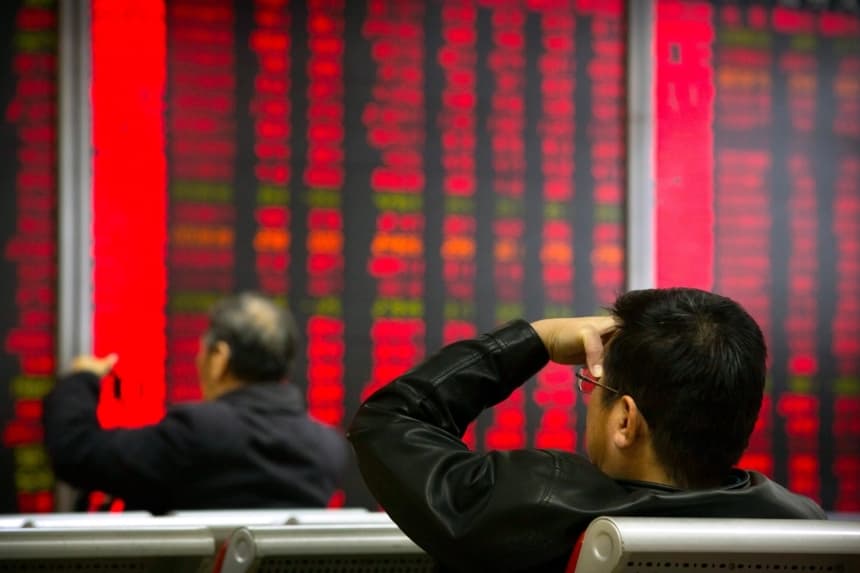 Inversores chinos observan los precios de las acciones en una casa de bolsa en Beijing el 31 de octubre de 2018. (Mark Schiefelbein/AP)