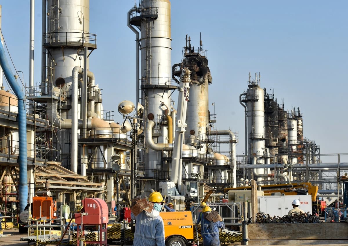 Empleados de la petrolera Aramco trabajan en una planta de procesamiento de petróleo el 20 de septiembre de 2019 en Abqaiq, Arabia Saudita. (Fayez Nureldine /AFP vía Getty Images).