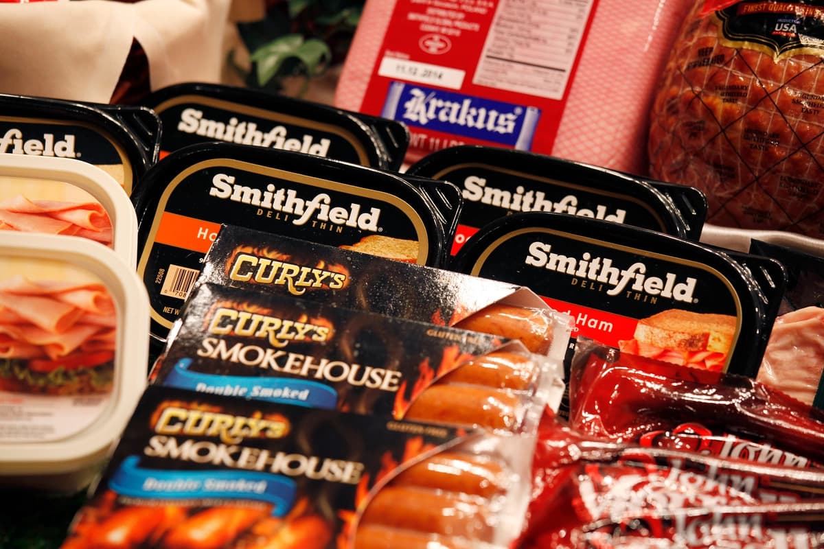 Algunos de los productos de Smithfield Foods se exhiben en la rueda de prensa con motivo de la salida a bolsa de WH Group en Hong Kong, el 14 de abril de 2014. (Bobby Yip /Reuters).
