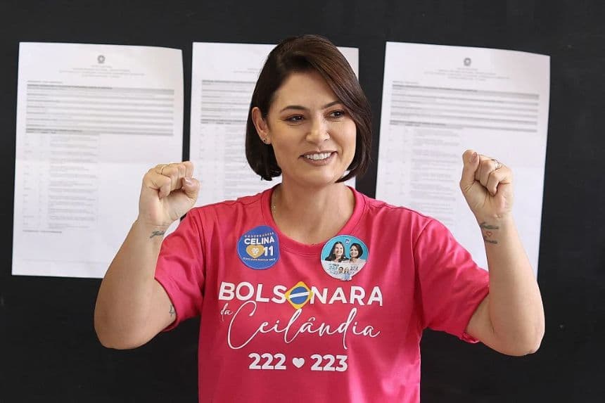 La ex primera dama Michelle Bolsonaro gesticula mientras vota en Brasilia, el 4 de octubre de 2026. Michelle Bolsonaro, esposa del expresidente de derecha Jair Bolsonaro, actualmente detenido, obtuvo más votos que cualquier otro candidato en su candidatura al Senado por el Distrito Federal de Brasilia. (Sergio LIMA / AFP vía Getty Images)