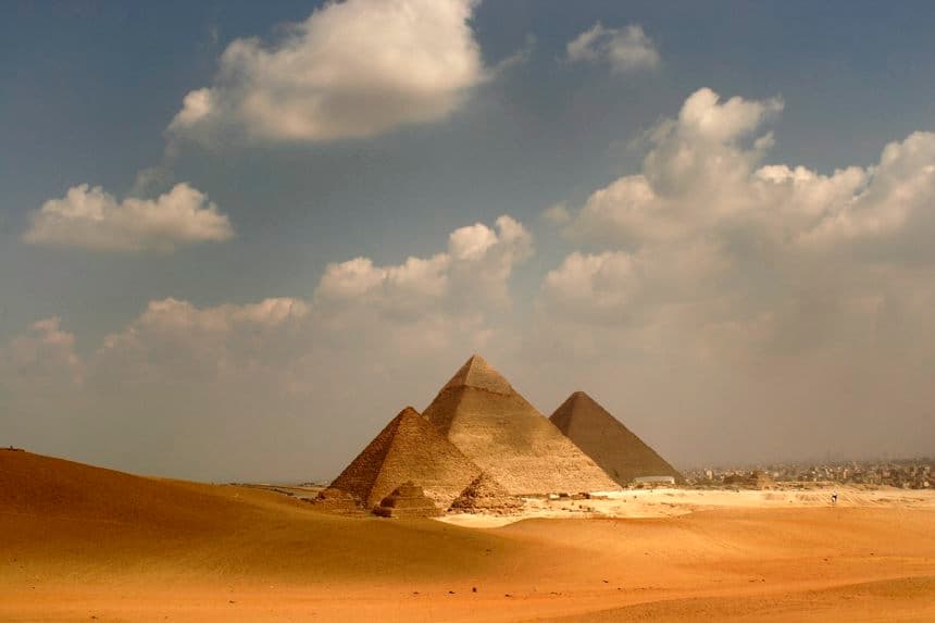 Recientes análisis forenses realizados con métodos modernos para estudiar cráneos de la Primera Dinastía en Abidos (Egipto) han revelado la existencia de sacrificios humanos vinculados a la realeza. En la imagen de archivo, las pirámides de Giza, en El Cairo (Egipto), aproximadamente 500 años más jóvenes que las tumbas de Abidos. (EFE/Mike Nelson)