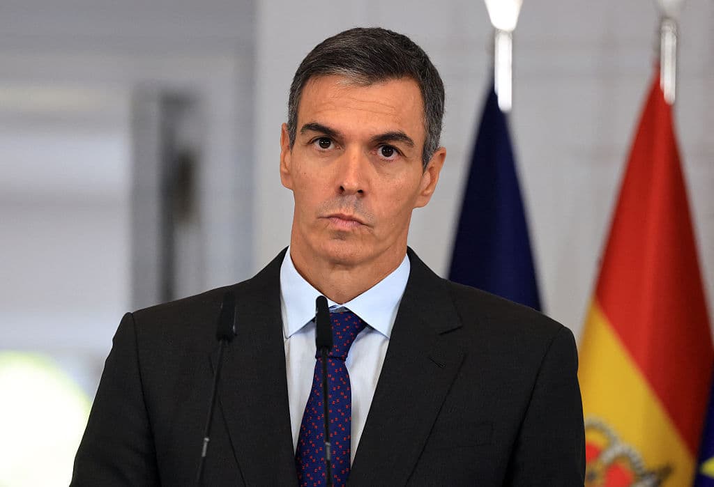 El presidente del Gobierno español, Pedro Sánchez, interviene durante una rueda de prensa conjunta en el Palacio de la Moncloa, en Madrid, el 30 de septiembre de 2026. (Foto de Ludovic MARIN / AFP vía Getty Images)