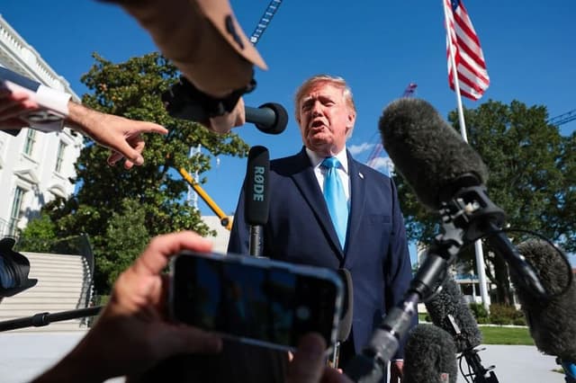 El presidente de EE. UU., Donald Trump, habla con los periodistas antes de subir al Marine One en el Jardín Sur de la Casa Blanca el 5 de octubre de 2026 en Washington, DC. (Anna Moneymaker/Getty Images)