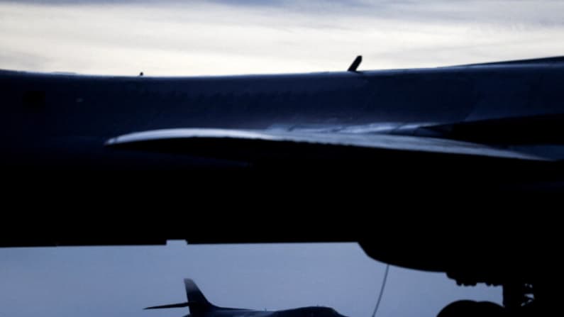 Trump afirma que EE. UU. retiró bombarderos de una base en Reino Unido por amenazas persistentes