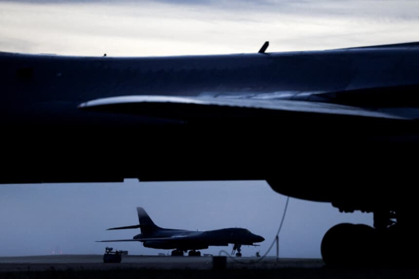 Un bombardero B-1B Lancer en la base RAF Fairford, Gloucestershire, Reino Unido, el 28 de septiembre de 2026, tras la detención de varios hombres por presuntos delitos bajo la Ley de Explosivos. (Toby Shepheard/TPX IMAGES OF THE DAY/Reuters).