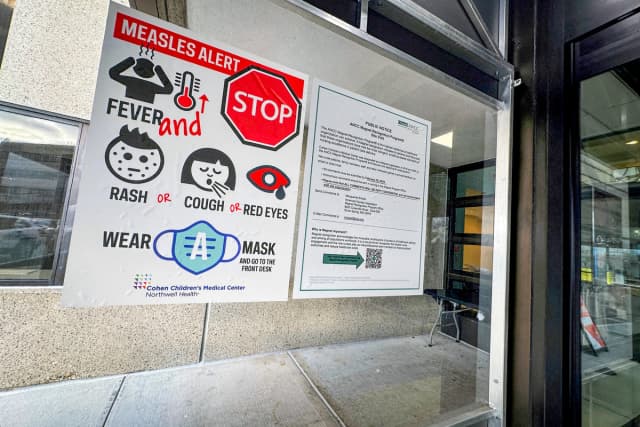 Un cartel de alerta sobre el sarampión cuelga a la entrada de un centro médico en Nueva York el 14 de marzo de 2025. (Shannon Stapleton/Reuters/Foto de archivo)