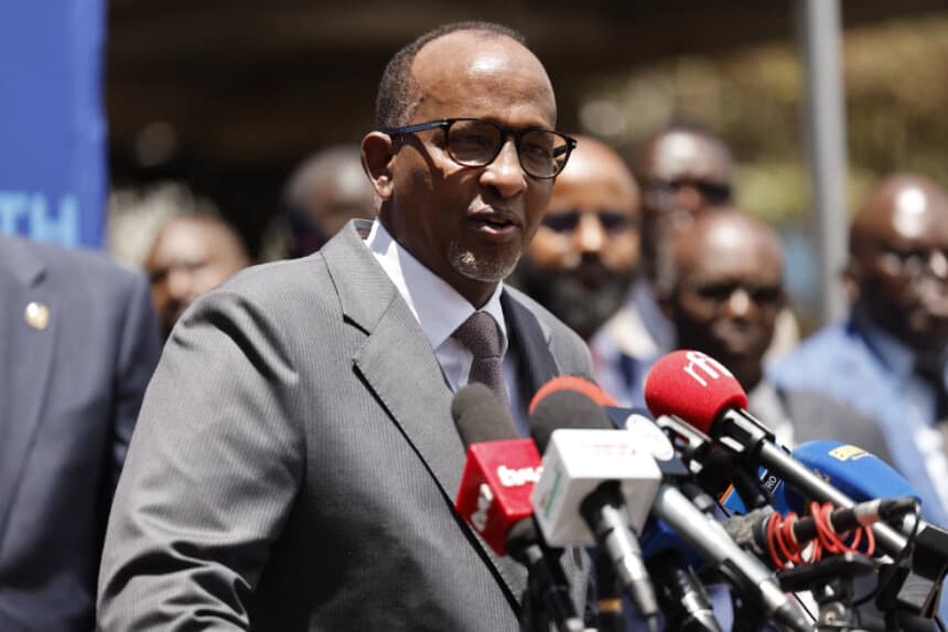 El secretario de Salud de Kenia, Aden Duale, informa a los periodistas sobre un caso de ébola detectado en el país —tras el fallecimiento del paciente— en Nairobi, Kenia, el 6 de octubre de 2026. (Simon Maina/AFP vía Getty Images).