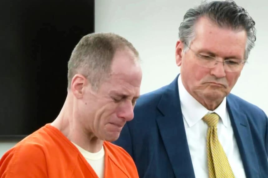 Caleb Flynn lee su declaración ante el tribunal antes de ser sentenciado en Troy, Ohio, el 5 de octubre de 2026. (Grupo (pool) vía AP).
