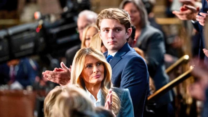 FBI rastreó teléfono de asesor de Trump y vigiló a Melania antes del allanamiento de Mar-a-Lago