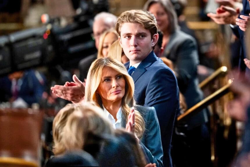 Barron Trump y su madre, la primera dama Melania Trump, asisten al primer discurso del Estado de la Unión del presidente Donald Trump durante su segundo mandato presidencial, en la Cámara de Representantes en el Capitolio de Washington, el 24 de febrero de 2026. (Madalina Kilroy/The Epoch Times).