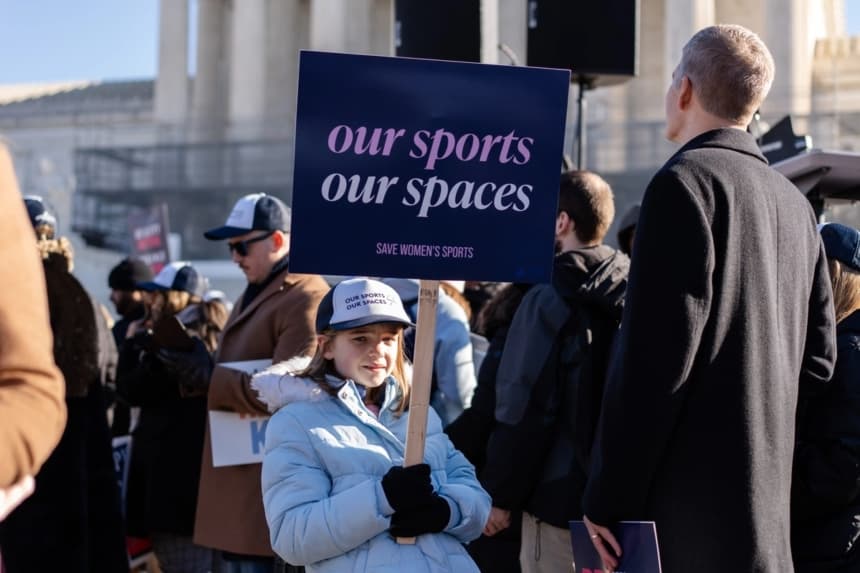 Varias personas participan en una manifestación frente a la Corte Suprema de Estados Unidos mientras los magistrados escuchan los argumentos en dos casos en los que algunos estados han prohibido a los hombres participar en deportes exclusivos para mujeres, en Washington, el 13 de enero de 2025. (Madalina Kilroy/The Epoch Times)