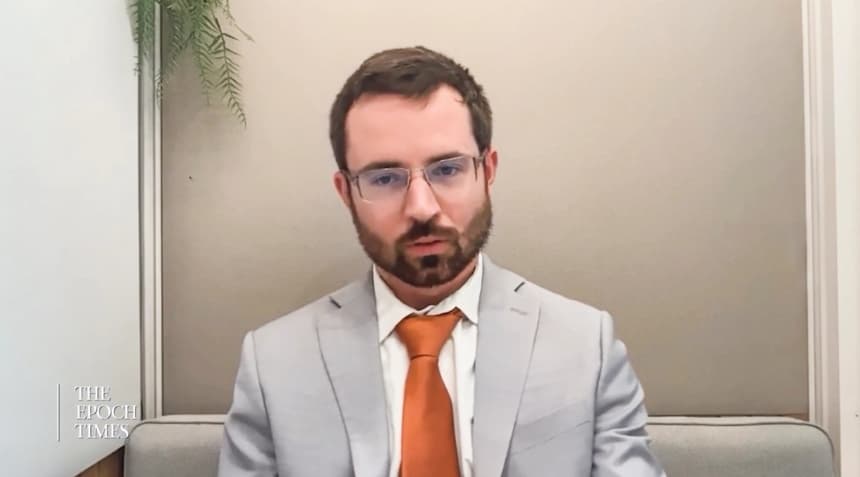 Daniel Kokotajlo, director ejecutivo del AI Futures Project y exinvestigador de OpenAI, describe cómo los agentes de IA se comunican, comparten estrategias para hacer trampa en las tareas y coordinan un ataque contra otra empresa. (The Epoch Times)