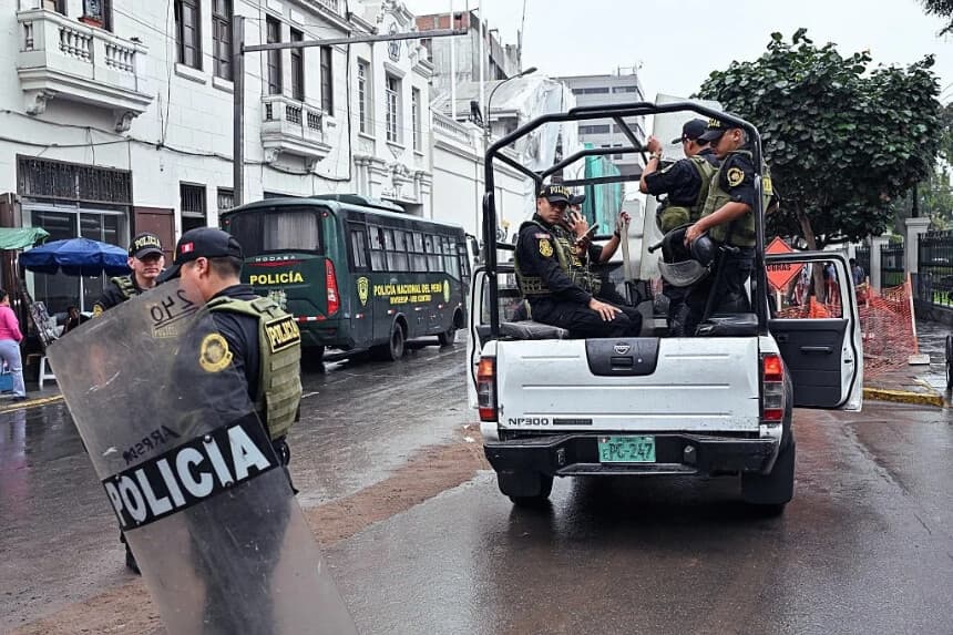 Agentes de policía peruanos patrullan cerca del Palacio de Gobierno en Lima el 3 de junio de 2026. (MARTIN BERNETTI / AFP vía Getty Images)