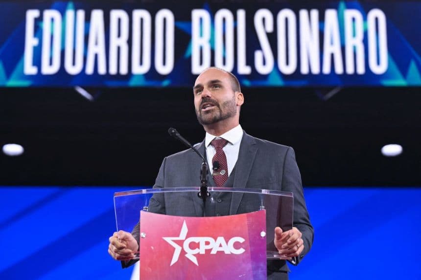 El político brasileño Eduardo Bolsonaro, hijo de Jair Bolsonaro, interviene durante la Conferencia Anual de Acción Política Conservadora (CPAC) celebrada en el Gaylord National Resort & Convention Center de National Harbor, en Oxon Hill, Maryland, el 20 de febrero de 2025. (SAUL LOEB/AFP vía Getty Images)