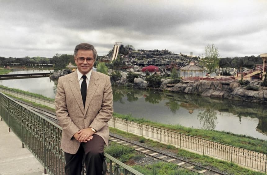 El evangelista de televisión Jim Bakker posa frente al parque acuático de Columbia, Carolina del Sur, una de las atracciones de su complejo Heritage, el 19 de marzo de 1987. (Lou Krasky/AP Photo)