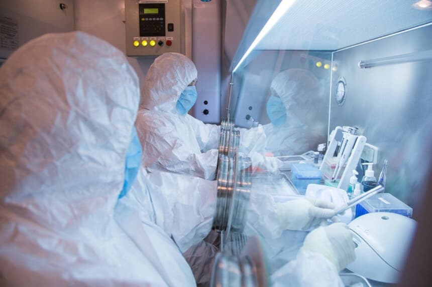 Esta fotografía sin fecha, difundida en 2019 por el Instituto de Investigación contra las Epidemias de Irkutsk, muestra a trabajadores del instituto en un laboratorio. Instituto de Investigación contra las Epidemias. (Irkutsk vía AP).