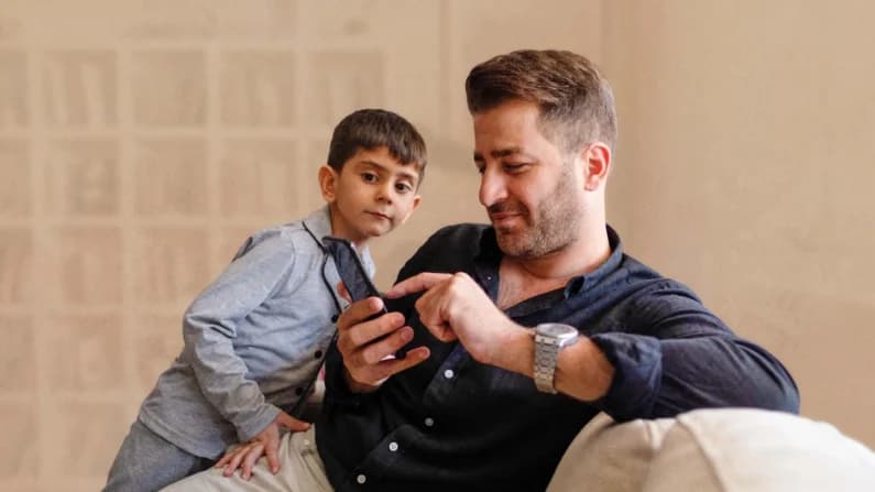 Cada vez más padres se distraen con sus teléfonos: Así es como afecta a sus hijos