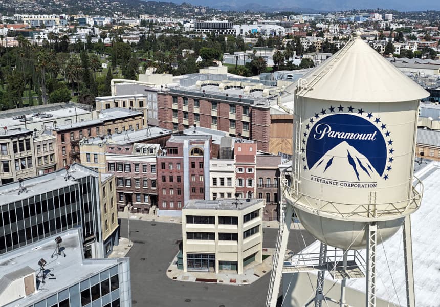 Vista aérea del logotipo de Paramount que se muestra en la torre de agua de los Estudios Paramount el 21 de septiembre de 2026 en Los Ángeles, California. (Mario Tama/Getty Images)