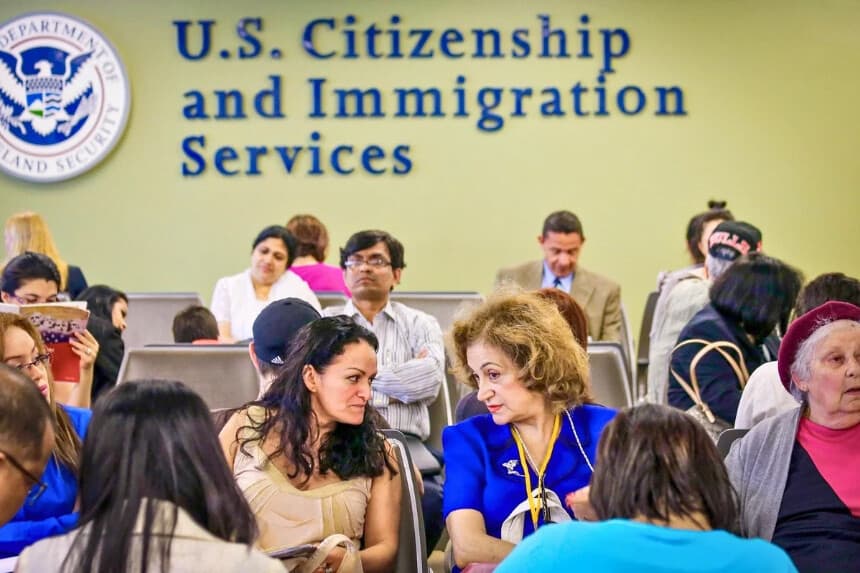 Los inmigrantes esperan su turno para las entrevistas de green card y ciudadanía en la oficina de campo del Servicio de Ciudadanía e Inmigración de EE. UU. en Queens, en el barrio de Long Island City, Nueva York, el 30 de mayo de 2013. (John Moore /Getty Images).
