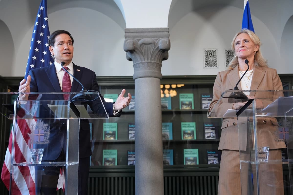 El secretario de Estado estadounidense, Marco Rubio, habla durante una conferencia de prensa con la ministra de Asuntos Exteriores de Islandia, Thorgerdur Katrín Gunnarsdottir, en la Casa de las Colecciones, en Reikiavik, Islandia, el 6 de octubre de 2026. (Mark Schiefelbein /Pool/AP Photo).