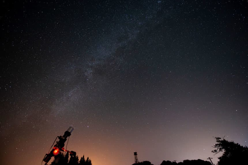 Vista de la Vía Lactea durante la lluvia de estrellas de las Dracónidas en una imagen de octubre de 2023, desde la localidad cántabra de La Hayuela. (EFE/Pedro Puente Hoyos)