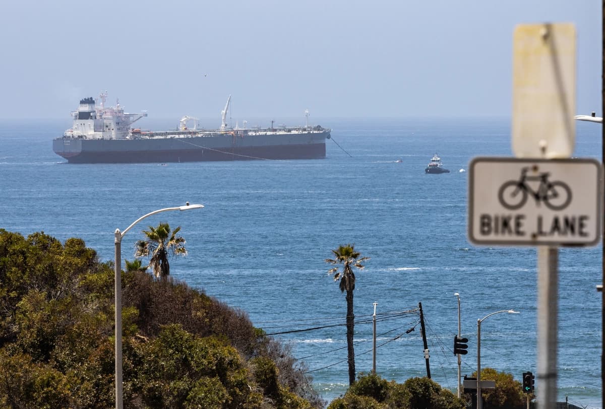 Un buque petrolero descarga petróleo cerca de Los Ángeles el 15 de marzo de 2025. (John Fredricks/The Epoch Times).