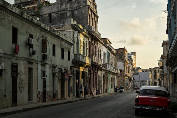 Vista de una calle durante un apagón en La Habana, tomada el 1 de agosto de 2026. (YAMIL LAGE / AFP vía Getty Images)