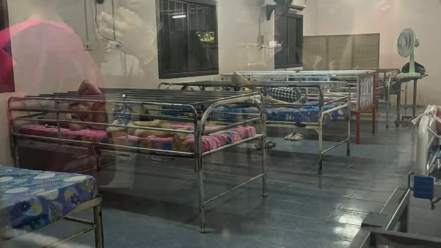 La Policía de Tailandia llevó a cabo este martes un registro en una residencia de ancianos de la provincia occidental de Kanchanaburi, después de que una mujer denunciara en un programa de televisión local que el centro contaba con jaulas de metal instaladas en varias camas para retener a los residentes.
(EFE/ Oficina Central De Investigación)