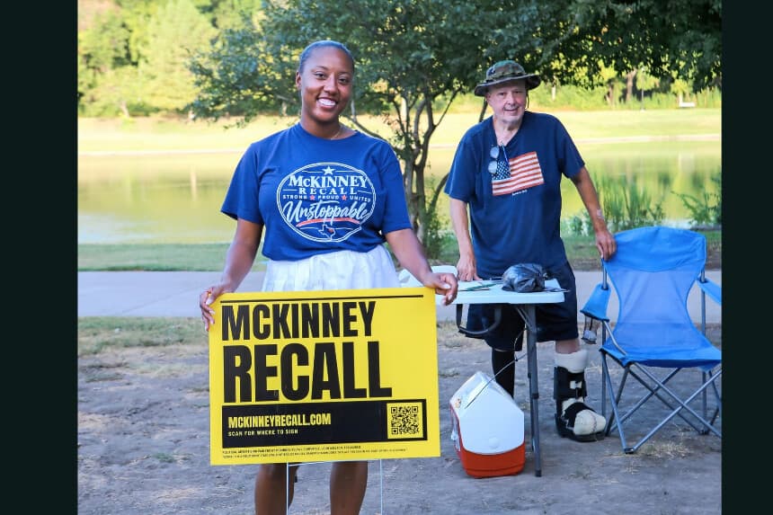 Ashley Marie Louden, activista opuesta a la construcción de una nueva mezquita, sostiene un cartel en el lugar de una mezquita propuesta en McKinney, Texas, el 15 de septiembre de 2026. (Bobby Sánchez para The Epoch Times).