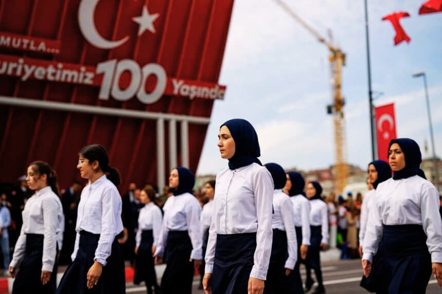 Jóvenes turcos que siguen el programa educativo Imam Hatip desfilan durante un desfile para conmemorar el centenario de la República Turca en Estambul, el 29 de octubre de 2023. (YASIN AKGUL/AFP vía Getty Images)