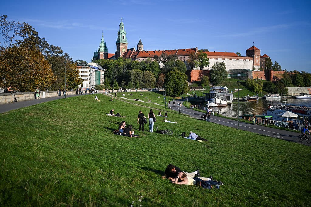 Gente a orillas del Vístula el 30 de septiembre de 2026 en Cracovia, Polonia. (Omar Marques/Getty Images)