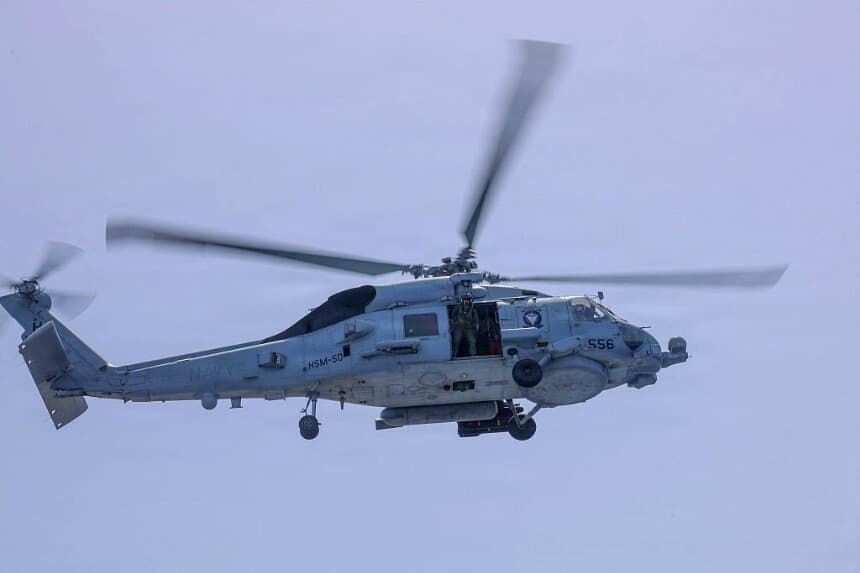Un helicóptero MH-60R Sea Hawk, asignado al Escuadrón de Ataque Marítimo de Helicópteros 50, despega de la cubierta de vuelo del destructor lanzamisiles clase Arleigh Burke USS Thomas Hudner el 4 de mayo de 2026. (MARINA DE LOS EE.UU./AFP vía Getty Images).