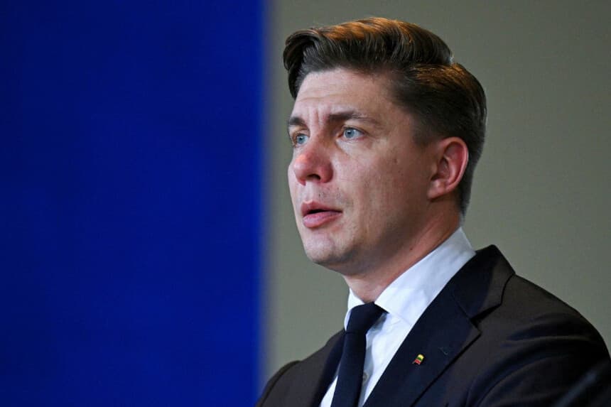 El primer ministro lituano Mindaugas Sinkevicius asiste a una rueda de prensa con el canciller alemán Friedrich Merz (no en la foto), en la Cancillería de Berlín, Alemania, el 5 de octubre de 2026. (Annegret Hilse/Reuters).