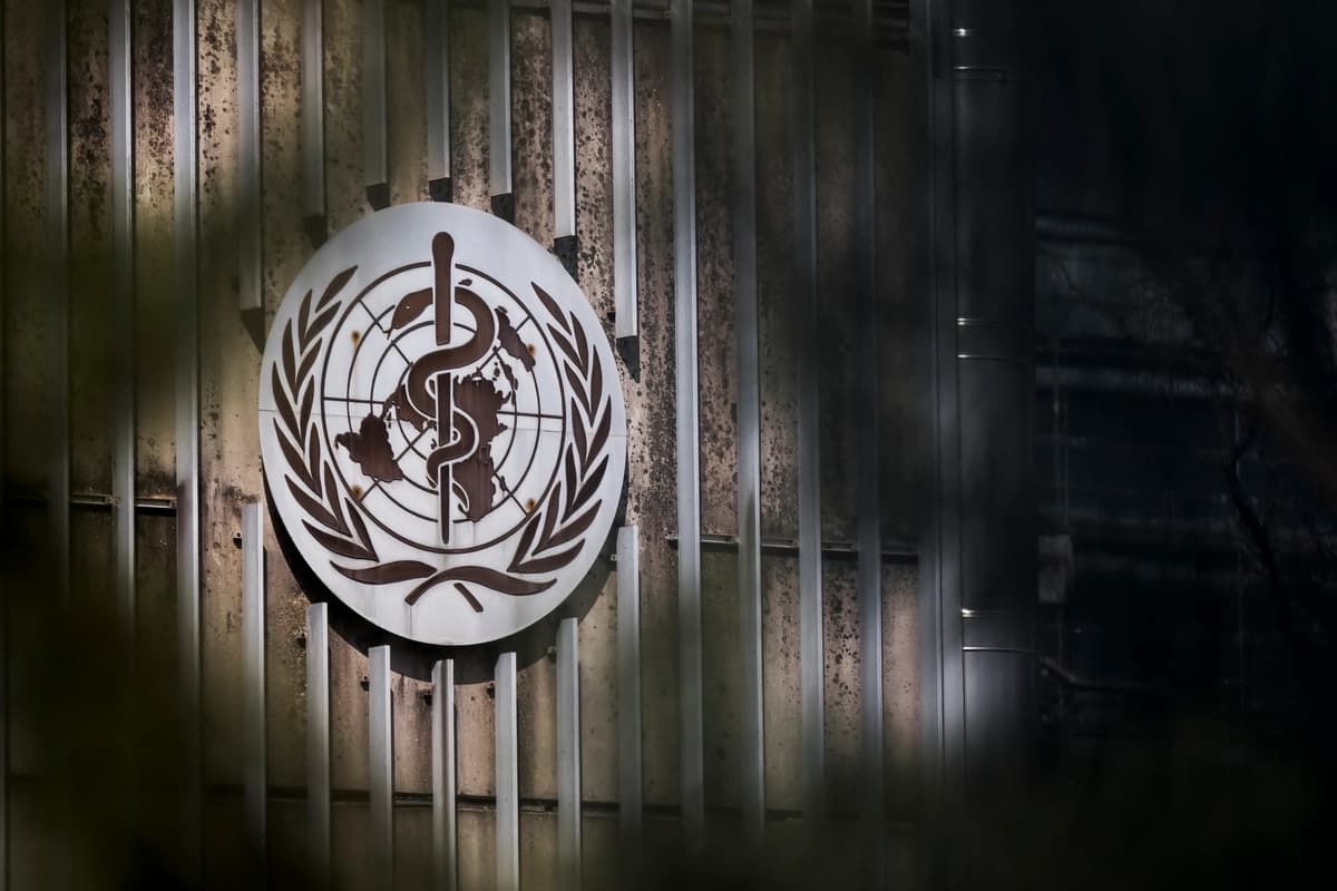 Un cartel de la Organización Mundial de la Salud (OMS) expuesto en su sede de Ginebra el 13 de marzo de 2025. (Fabrice Coffrini/AFP vía Getty Images).