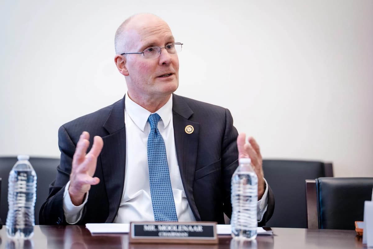 El representante John Moolenaar (R-Mich.), presidente del Comité Selecto de la Cámara de Representantes sobre China, habla durante una conferencia de prensa en el Capitolio en Washington el 19 de marzo de 2026. (Madalina Kilroy/The Epoch Times)