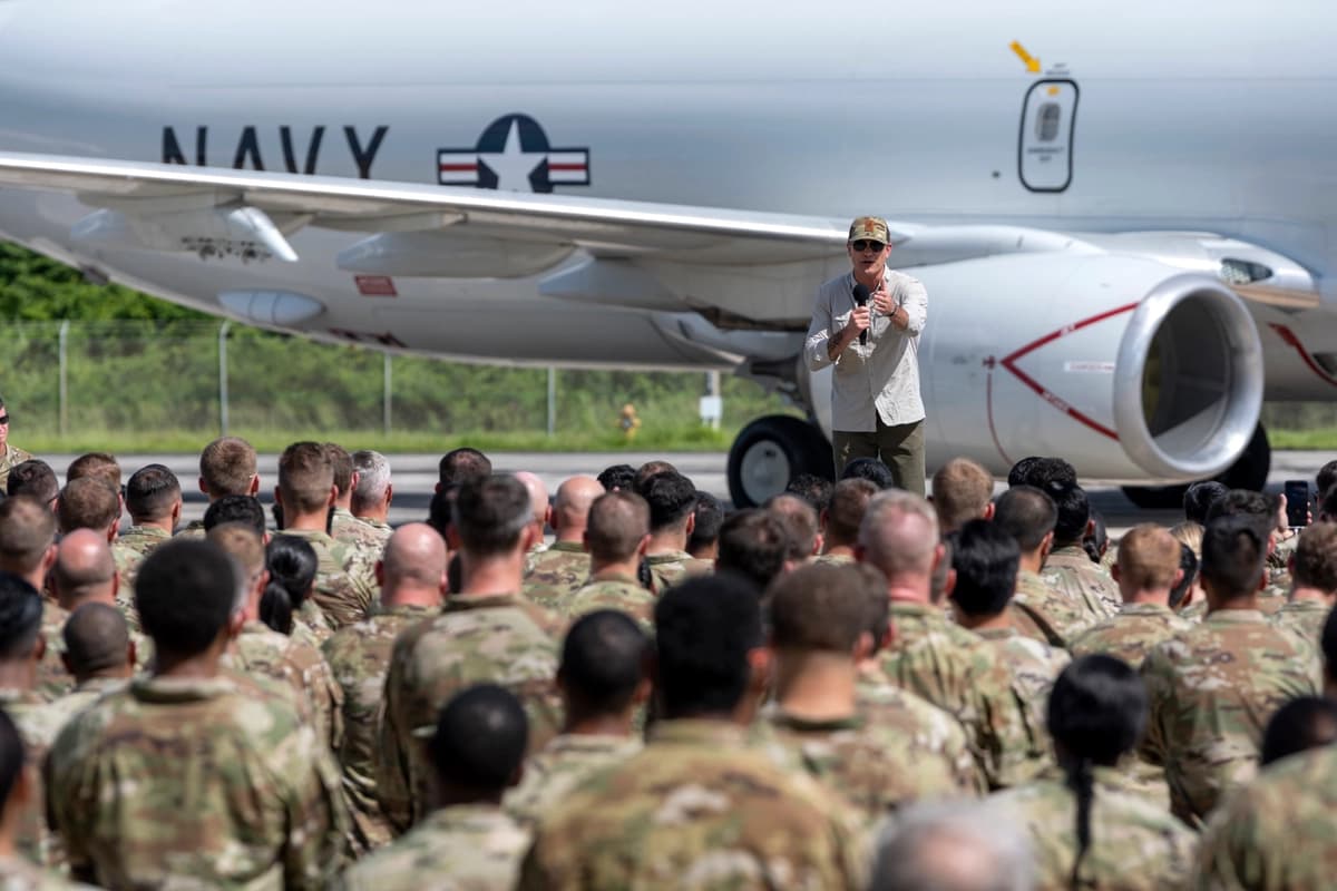 El Secretario de Guerra Pete Hegseth pronuncia un discurso durante un encuentro con tropas de la Fuerza Aérea, Soldados, Marineros e Infantes de Marina en la Base de la Guardia Nacional Aérea Muñiz, Carolina, Puerto Rico, el 8 de septiembre de 2025. (Aviadora de Primera Clase Gisselle Toro Caraballo/Guardia Nacional Aérea de EE. UU.).