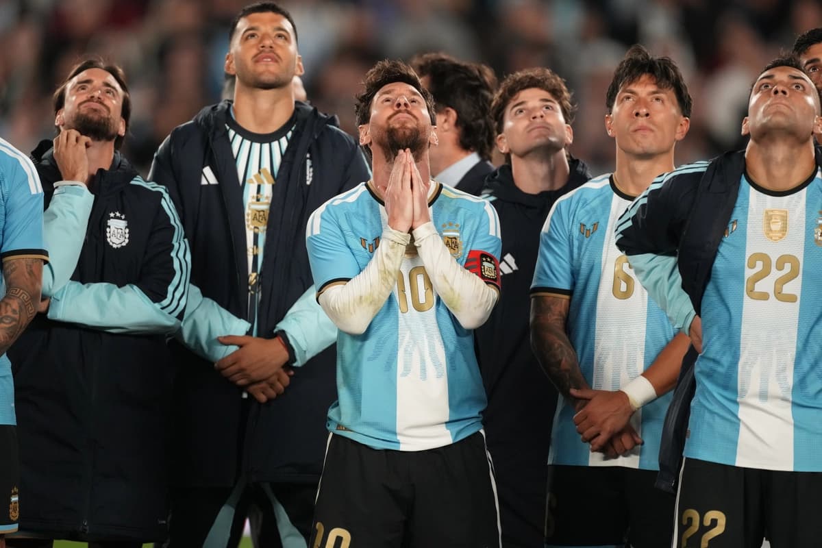 Lionel Messi y sus compañeros de la selección argentina contemplan un espectáculo de drones al final de su último partido con la selección, un amistoso de fútbol contra Benín, en Buenos Aires, Argentina, el martes 6 de octubre de 2026. (Gustavo Garello/AP/Foto)