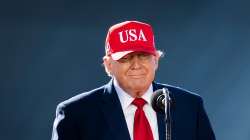 Trump evalúa suspender impuesto federal a la gasolina