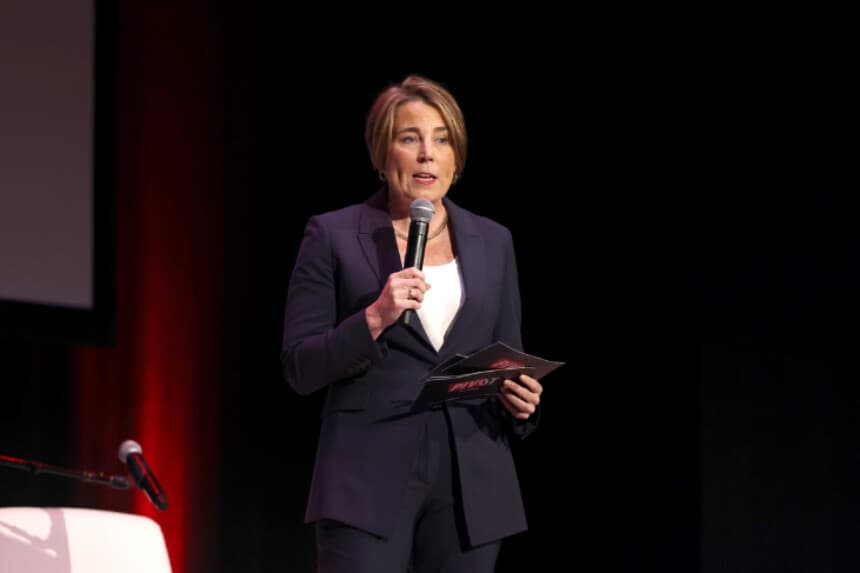 La gobernadora Maura Healey interviene durante la gira Pivot Tour de Vox Media en el teatro The Wilbur de Boston, el 9 de noviembre de 2025. (Scott Eisen/Getty Images para Vox Media).