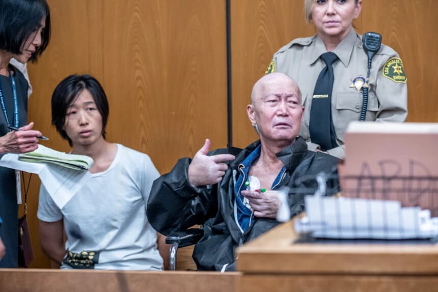 Guojun Xuan (derecha) y Silvia Zhang comparecen para la lectura de cargos por maltrato infantil tras una investigación sobre una trama de gestación subrogada en Pasadena, California, el 6 de octubre de 2026. (David Butow/Los Angeles Times vía AP).