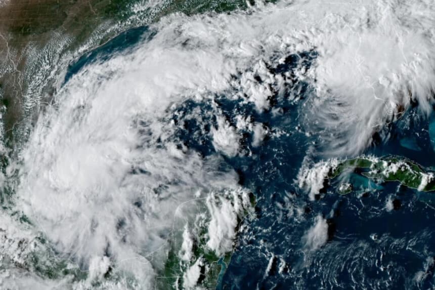 Esta imagen satelital de la Administración Nacional Oceánica y Atmosférica muestra la formación de la Depresión Tropical Nueve sobre el Golfo de México el 6 de octubre de 2026. (NOAA vía AP).