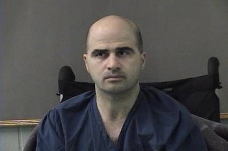 En esta fotografía publicada por la Oficina del Sheriff del Condado de Bell, se ve al Mayor Nidal Hasan, psiquiatra del Ejército estadounidense condenado por múltiples asesinatos en el tiroteo de Fort Hood, en una foto policial tomada tras su traslado a la cárcel del Condado de Bell el 9 de abril de 2010 en Belton, Texas. (Oficina del Sheriff del Condado de Bell vía Getty Images).