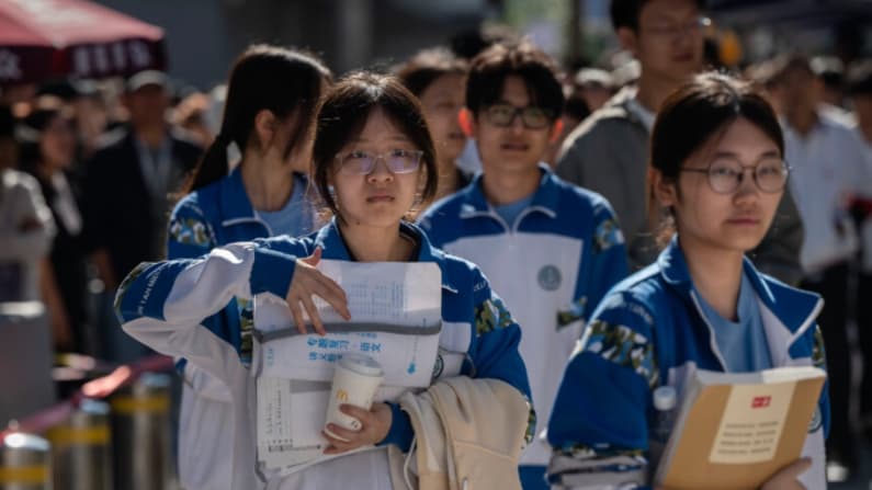 Escuelas secundarias chinas extienden vacaciones del Día Nacional por informes de suicidios estudiantiles