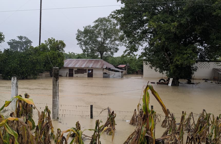 Una vivienda es afectada por las fuertes lluvias en la comunidad de Alamo, en el estado de Veracruz, México. Imagen de archivo. (EFE/ Miguel Victoria)