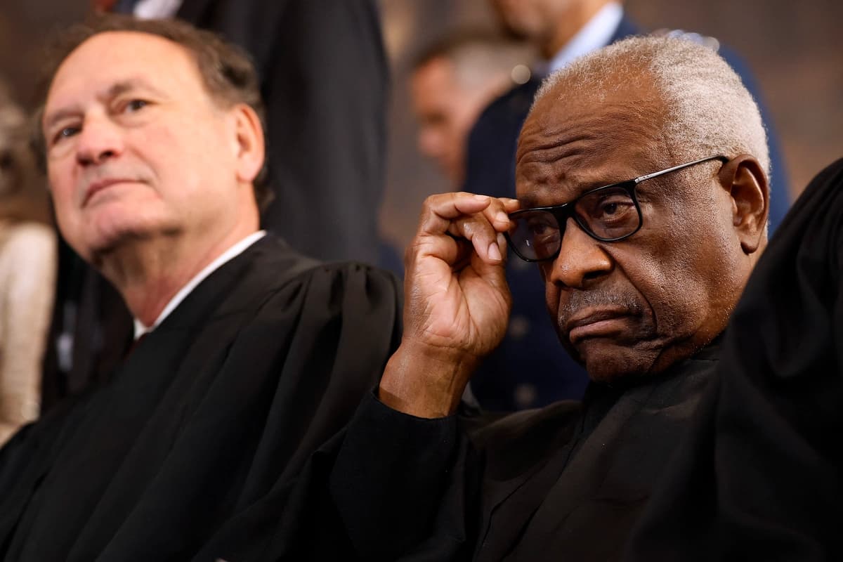 Los magistrados asociados de la Corte Suprema, Samuel Alito (izquierda) y Clarence Thomas, esperan su turno para abandonar el escenario al concluir la ceremonia de investidura en la Rotonda del Capitolio de los Estados Unidos el 20 de enero de 2025. (Chip Somodevilla/Pool/AFP vía Getty Images).