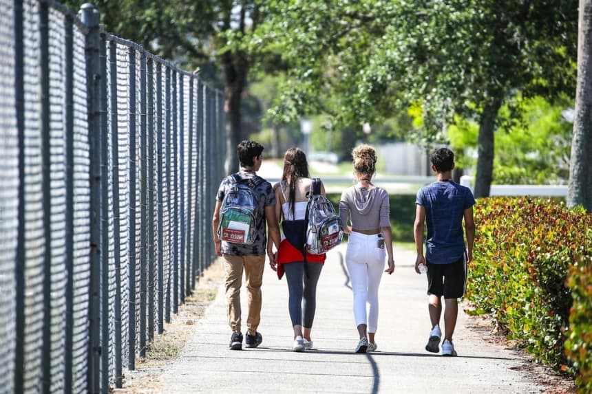 Alumnos de preparatoria salen juntos de la escuela en Parkland, Florida, el 20 de abril de 2018. (Joe Raedle/Getty Images)