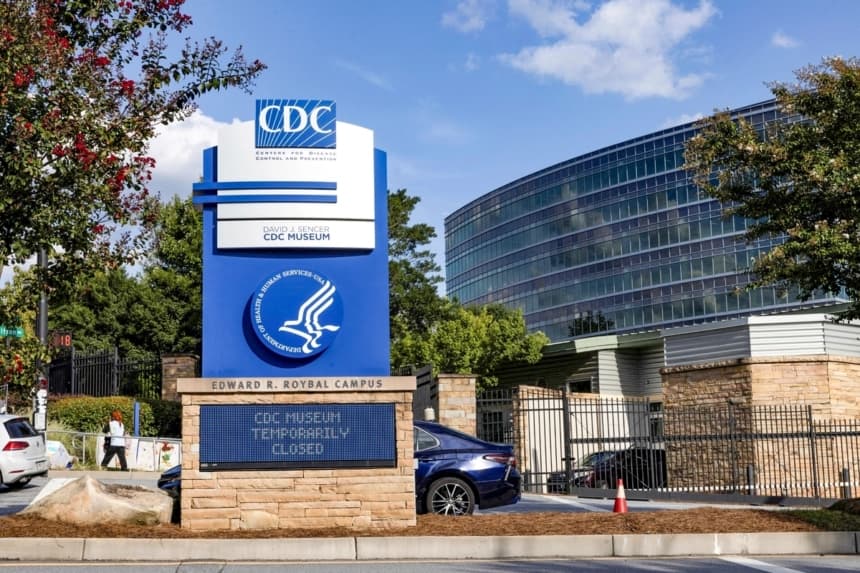 Empleados de los Centros para el Control y Prevención de Enfermedades (CDC) se alinean para rendir homenaje a los funcionarios Dan Jernigan, Deb Houry y Demetre Daskalakis en su sede mundial el 28 de agosto de 2025 en Atlanta, Georgia. (Foto de Elijah Nouvelage/Getty Images)