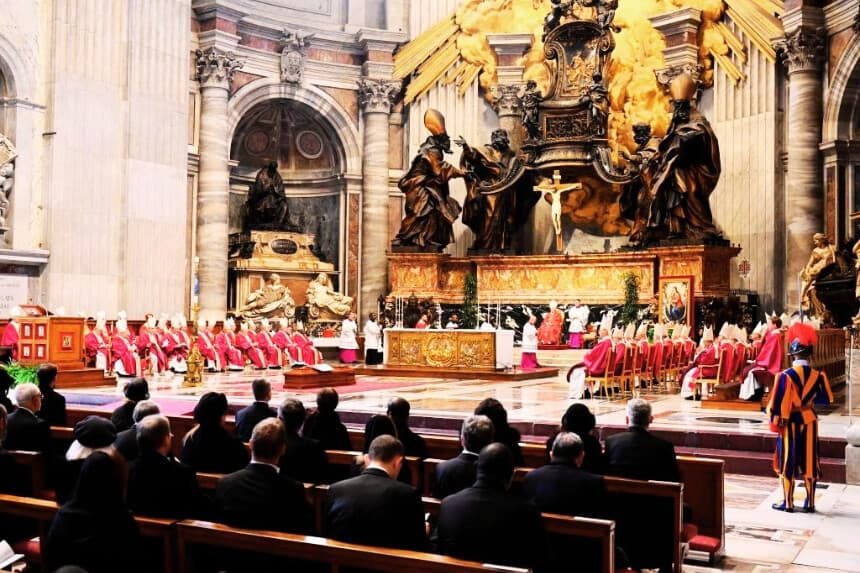 Cardenales y obispos rezan, en el Vaticano, el 14 de enero de 2023. (VINCENZO PINTO/AFP vía Getty Images)