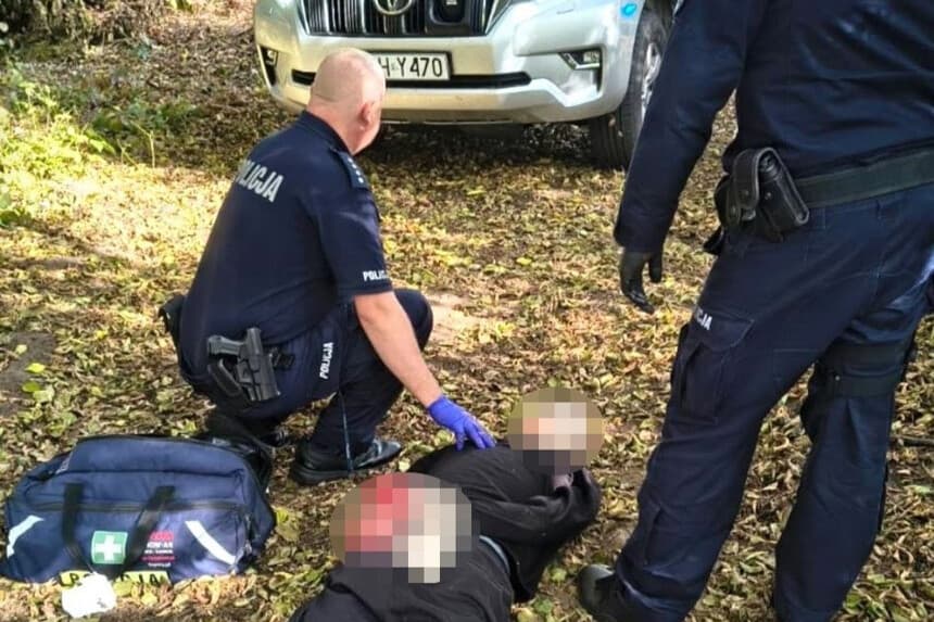 Un joven de 19 años atacó este miércoles con un objeto afilado a varias personas en las inmediaciones y dentro del recinto de un centro educativo de Ostrołęka, en el noreste de Polonia, y causó al menos siete heridos. Agentes de la Policía de Ostrołęka detuvieron al atacante, informó la Policía de la provincia de Mazovia en la red social X. (EFE/ Policja Mazowsze)